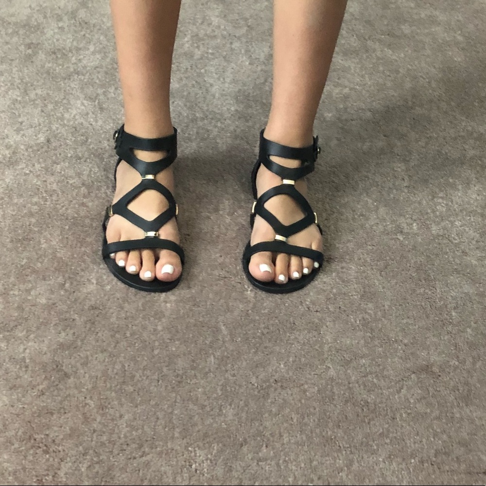 STEVE MADDEN SANDLAS WITH GOLD ACCENTS